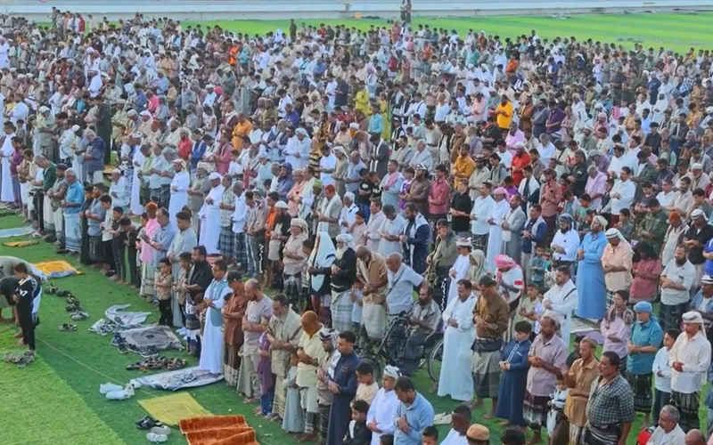 بمشاركة قيادات المحافظة.. أبناء الحوطة بلحج يؤدون صلاة العيد