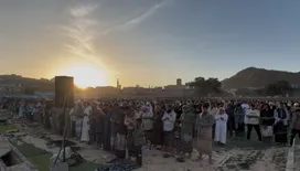حشود غفيرة تؤدي صلاة عيد الأضحى في ملعب الصمود بالضالع