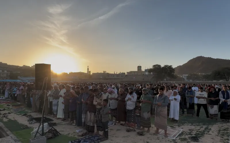 حشود غفيرة تؤدي صلاة عيد الأضحى في ملعب الصمود بالضالع