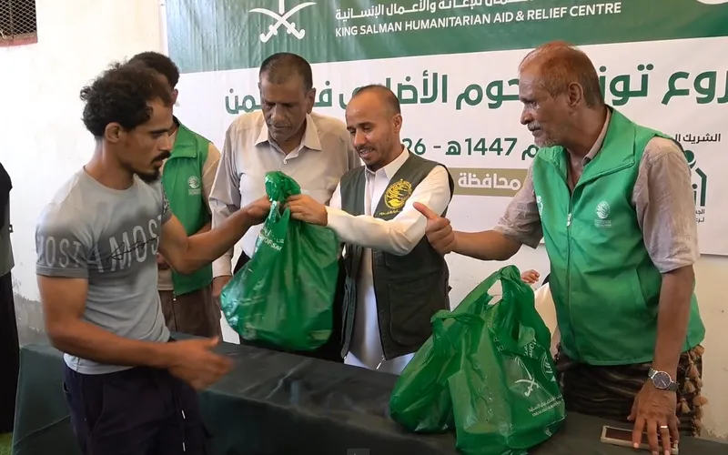 بتمويل مركز الملك سلمان.. توزيع لحوم الأضاحي على 8,280 أسرة في محافظات عدة