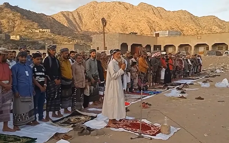 أهالي يافع يحيون صلاة عيد الأضحى المبارك في أجواء إيمانية وبهجة مجتمعية