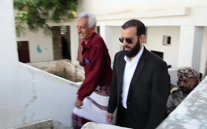 محافظ أبين يتفقد المرافق الحكومية بزنجبار ويشدد على الانضباط الوظيفي