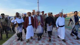 محافظ شبوة يشارك جموع المصلين صلاة عيد الأضحى في مدينة عتق