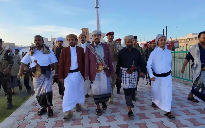 محافظ شبوة يشارك جموع المصلين صلاة عيد الأضحى في مدينة عتق