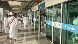 حجاج بيت الله الحرام يرمون جمرة العقبة الكبرى في أول أيام عيد الأضحى