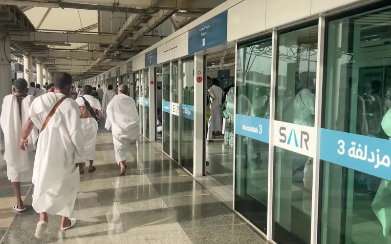حجاج بيت الله الحرام يرمون جمرة العقبة الكبرى في أول أيام عيد الأضحى