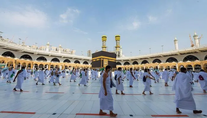 حجاج بيت الله الحرام يؤدون طواف الإفاضة بالمسجد الحرام