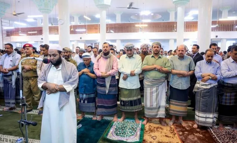 الصبيحي والعليمي والزنداني يؤدون صلاة عيد الأضحى مع جموع المصلين بالعاصمة عدن