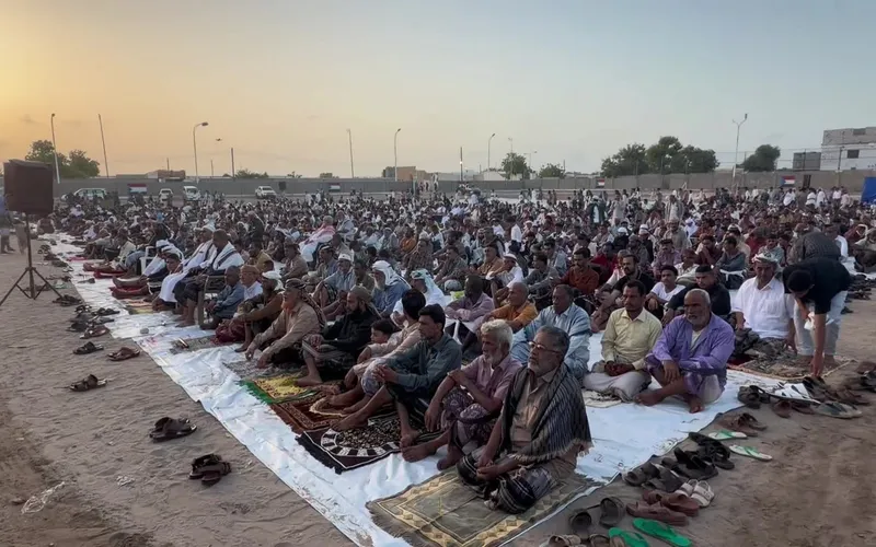 زنجبار.. حضور رسمي وشعبي في صلاة عيد الأضحى بملعب نصيب عوض بأبين