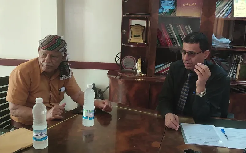 مدير عام الصحة بلحج يناقش مع رئيس اللجنة الأهلية بمنطقة مشألة الوضع الصحي
