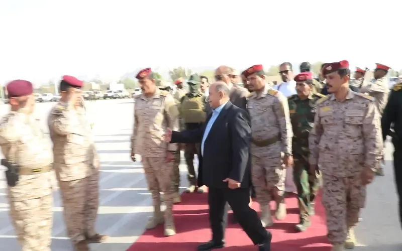 الخنبشي يشهد عرضاً عسكرياً لقوات المنطقة الأولى ودرع الوطن والأجهزة الأمنية
