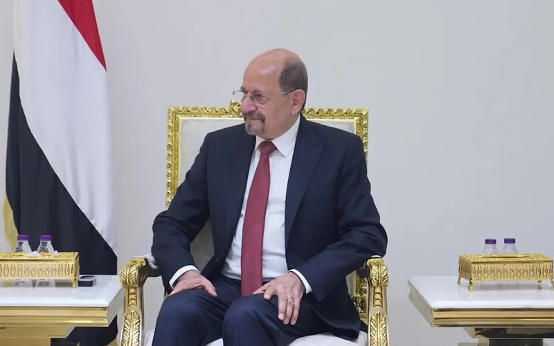 رئيس الوزراء يتسلم نسخة من أوراق اعتماد سفير دولة الكويت لدى اليمن