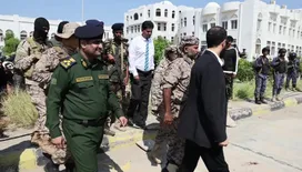 محافظ أبين يتفقد النقاط الأمنية ويشدد على الانضباط وتعزيز الجاهزية