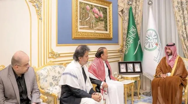 الأمير خالد بن سلمان ينقل تعازي خادم الحرمين الشريفين وولي العهد في وفاة الرئيس هادي