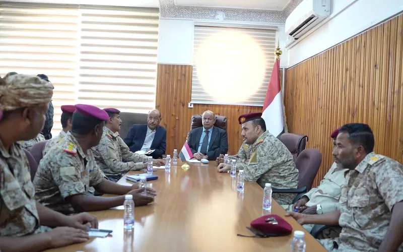 عضو مجلس القيادة "الخنبشي" يؤكد الاهتمام بقيادات وأفراد المنطقة العسكرية الأولى