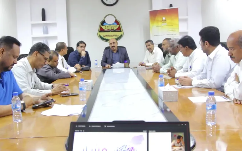 مدير عام التربية بساحل حضرموت يطّلع على تطبيق "مسار" التعليمي المرتبط بالذكاء الاصطناعي
