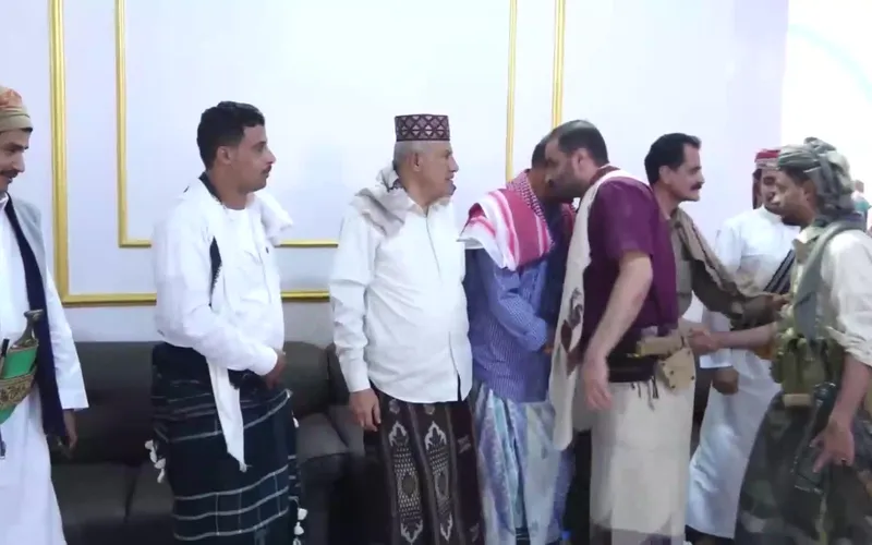 قيادات محلية وعسكرية تشارك في مجلس عزاء بسيئون بوفاة الرئيس هادي