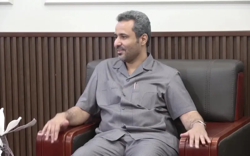 محافظ لحج يكرّم أوائل الثانوية العامة ويعلن صرف حافز شهري للمعلمين