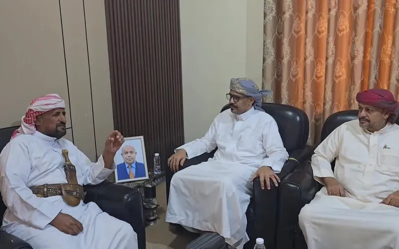 مدير شؤون القبائل بحضرموت يبحث مع الكتلة النيابية تعزيز السلم الأهلي