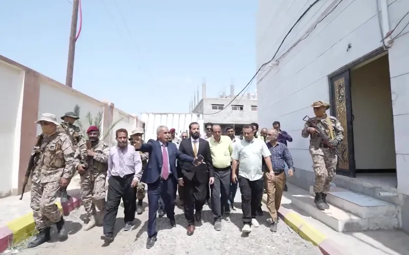 محافظ أبين يفتتح مشروع سكن الطالبات بجامعة أبين ويشيد بالدور الإنساني والتنموي