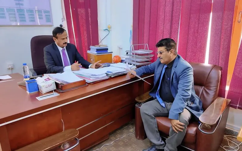محافظ شبوة يناقش احتياجات مديرية الروضة ويوجه بإنشاء مدرسة جديدة للبنات