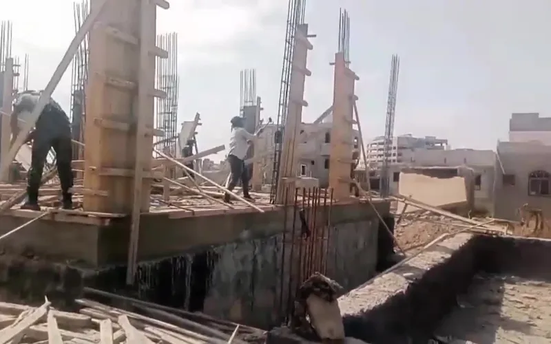 وحدة حماية الأراضي بعدن تزيل تعديات على أحواض المجاري بمنطقة كابوتا