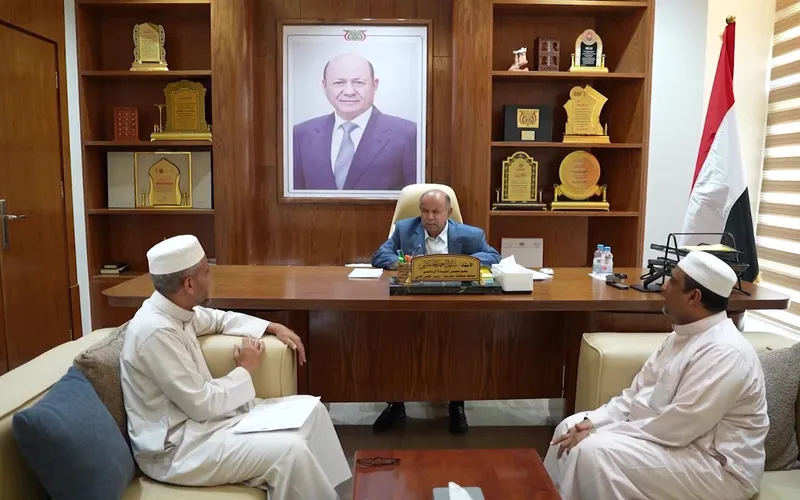 الخنبشي يبحث مع مكتب الأوقاف ترتيبات إقامة المخيمات الصيفية وتعزيز النشاط الدعوي