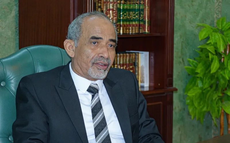 عضو مجلس القيادة الصبيحي يؤكد أهمية مضاعفة الجهود لتحسين خدمة الكهرباء