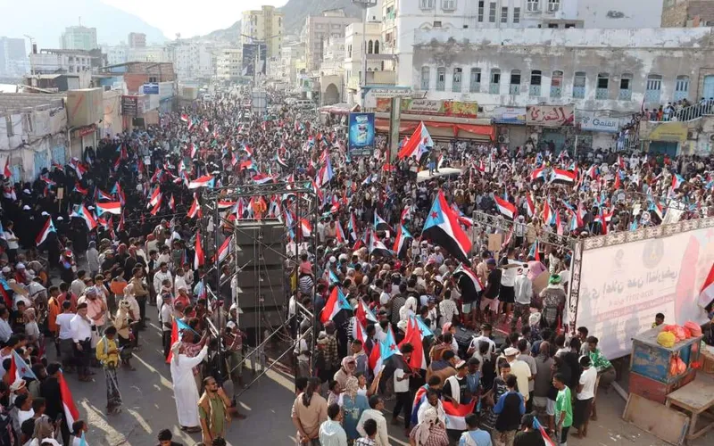 المكلا.. تظاهرة حاشدة تؤكد التمسك بالمشروع الجنوبي وتطالب بتمكين أبناء حضرموت