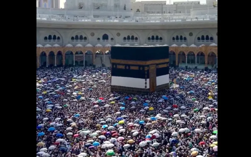 حجاج بيت الله الحرام يؤدون طواف الوداع في ختام المناسك