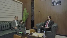 وزير الخدمة المدنية يبحث مع السفير الليبي تعزيز التعاون الإداري والاستثماري