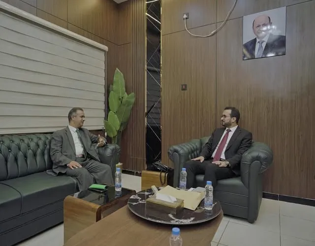 وزير الخدمة المدنية يبحث مع السفير الليبي تعزيز التعاون الإداري والاستثماري