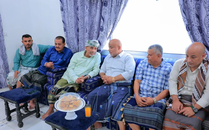 الفريق الصبيحي يزور اسر الشهيدين علي عنتر وعلي هادي والفقيد سعيد صالح