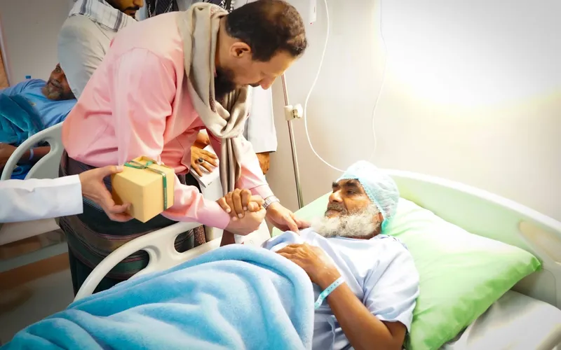 محافظ عدن يعايد المرضى في عدد من مستشفيات العاصمة بمناسبة عيد الأضحى