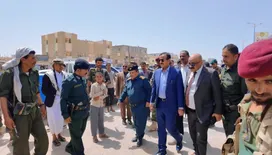 محافظ شبوة يطّلع على أوضاع شرطة عتق ويشيد بدورها في حماية الأمن والاستقرار