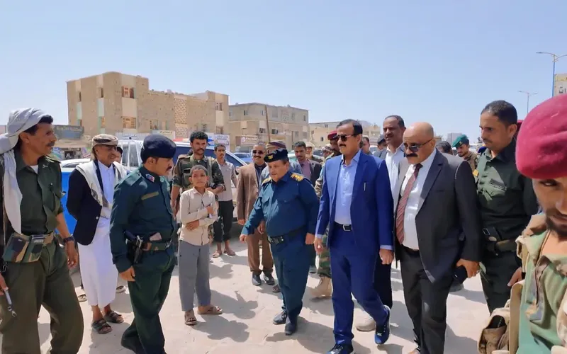 محافظ شبوة يطّلع على أوضاع شرطة عتق ويشيد بدورها في حماية الأمن والاستقرار
