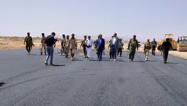 محافظ شبوة يتفقد مشروع تحسين البنية التحتية للمدخل الغربي لمدينة عتق
