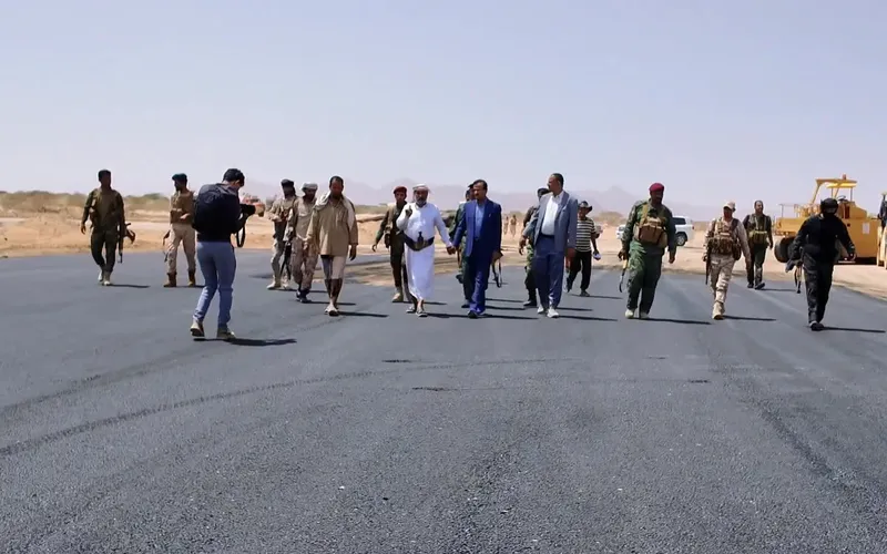 محافظ شبوة يتفقد مشروع تحسين البنية التحتية للمدخل الغربي لمدينة عتق