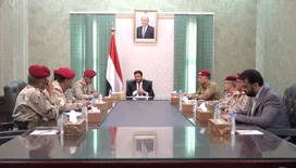 الدكتور العليمي يلتقي عدداً من القيادات العسكرية ويؤكد أهمية الجاهزية وتوحيد الجهود