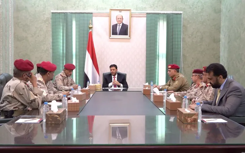 الدكتور العليمي يلتقي عدداً من القيادات العسكرية ويؤكد أهمية الجاهزية وتوحيد الجهود