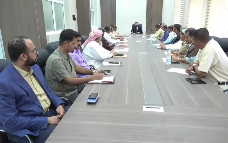 اجتماع موسع برئاسة محافظ أبين يناقش مستوى الأداء الإداري الخدمي