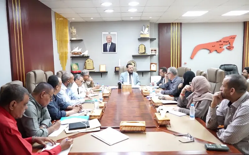 محافظ العاصمة عدن "شيخ" يؤكد أولوية المشاريع الحيوية والاستجابة الفورية لقضايا المواطنين