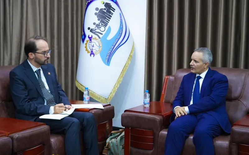 وزير الشؤون الاجتماعية يبحث مع السفير السويسري تعزيز التعاون ودعم برامج الحماية الاجتماعية