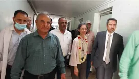 محافظ لحج والسفيرة الفرنسية يتفقدان مستشفى الوهط بمديرية تُبن