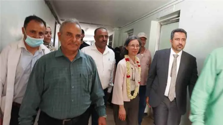 محافظ لحج والسفيرة الفرنسية يتفقدان مستشفى الوهط بمديرية تُبن