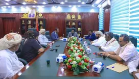 محافظ المهرة يوجه بمضاعفة الجهود لتعزيز الخدمات الأساسية وتثبيت الأمن