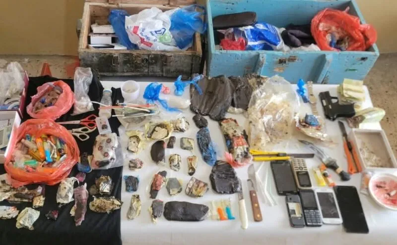مكافحة المخدرات بساحل حضرموت تضبط مروجاً وبحوزته مواد مخدرة في شحير