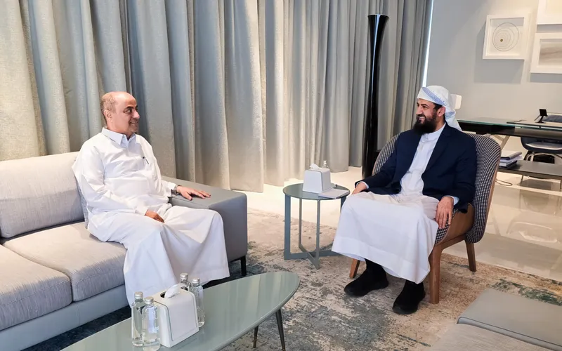 المحرّمي يلتقي المستشار سالم بن بريك ويشدد على مواصلة مسار الإصلاحات المالية والاقتصادية