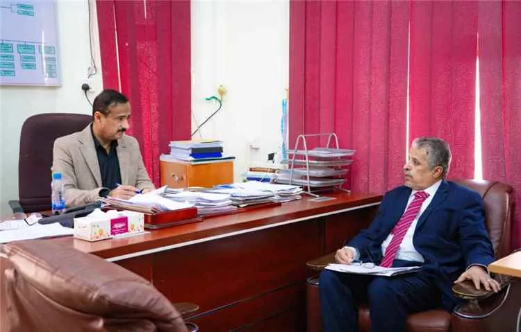 محافظ شبوة يناقش مع مدير عام بيحان معالجة أزمة الكهرباء واحتياجات المديرية