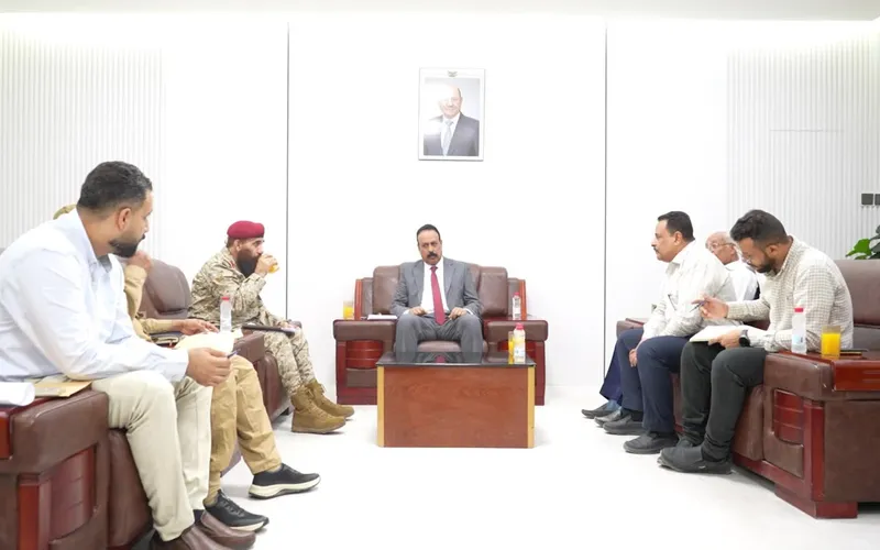 لقاء في عدن يناقش تسليم الميازين المحورية واستئناف مشروع طريق الفرشة – طور الباحة